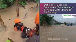Penyelamatan Dramatis Warga Korban Banjir Tersangkut di Atas Musala