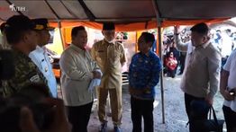 Tinjau Pengungsi di Padang Pariaman, Prabowo: Kalian Suka Gak Kalau Saya Sikat Maling-maling Semua Itu?