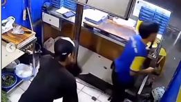 VIDEO: Pertarungan Pembegal vs Tukang Martabak di Bandung, Sempat Adu Samurai