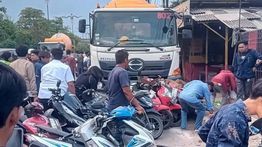Sopir Oleng, Truk Molen Tabrak Motor-motor Parkir di Bekasi