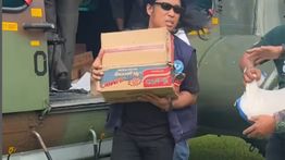 Jadi Relawan, Praz Teguh Gotong Sembako ke Lokasi Korban Banjir di Sumbar