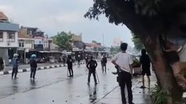 Mencekam! 2 Kubu Bentrok di Sukahaji Bandung, Masih Berlangsung hingga Sore Ini