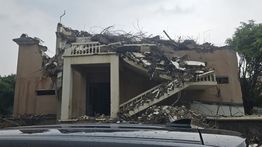 Pria Tertimbun Reruntuhan Saat Bangunan Bekas Sekolah Roboh di Jakut