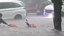 Banjir Lumpuhkan Jalan Letjen Sutoyo Malang, Motor Sampai Terseret Arus