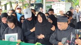 Tangis Karina Ranau di Pemakaman Epy Kusnandar: Aku Gak Punya Teman Curhat Lagi