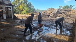 Pasca Bencana, Brimob Sumut Bersihkan Rumah Warga-Pasang Internet Gratis