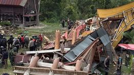 Momen Tongkonan di Tana Toraja Dirobohkan Ekskavator