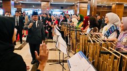 Alunan Angklung WNI Sambut Hangat Kedatangan Presiden Prabowo di Islamabad