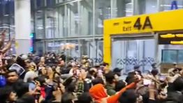 Kerumunan Orang Tumpah di Bandara India hingga Pukul 3 Pagi, Sambut Kedatangan Lionel Messi