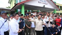 Prabowo Kenalkan Seskab Teddy di Posko Pengungsian Langkat: Udah Letkol Sekarang