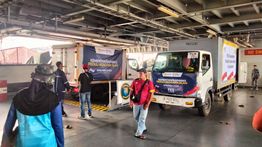 Kementan Kirim Bantuan Tahap III  untuk Korban Bencana Sumatera via KRI Makassar 590