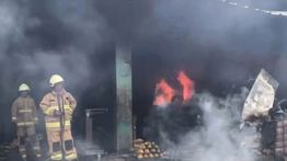 Puluhan Personel Gulkarmat Dikerahkan Padamkan Kebakaran Pasar Induk Kramat Jati