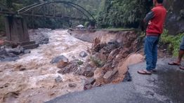 Padang Kembali Diterjang Banjir Bandang, Warga Batu Busuk Panik Lari ke Perbukitan