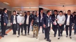 Penampakan YouTuber Resbob saat Tiba di Soekarno-Hatta, Tangan Diborgol dan Digiring Polisi