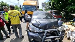 Truk Tabrak Avanza di Kramat Jati, Berlanjut Kejar-Kejaran