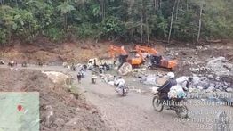 Terkini! Warga Lintasi Jalan Simpang KKA-Bener Meriah usai Pulih: Kini Kami Bisa Mudah Dapat Sembako