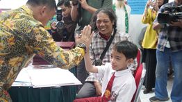 Lebih dari Sekadar Nilai: Alasan Kehadiran Ayah Saat Ambil Rapor Jadi Investasi Jangka Panjang Anak