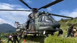 Mendarat di Lereng Bukit, Helikopter Caracal TNI Angkatan Udara Salurkan Bantuan ke Nagari Sungai Limau