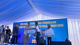 Mentrans Iftitah Serahkan Bantuan Santunan Nilai Rumah Asal Warga Rempang