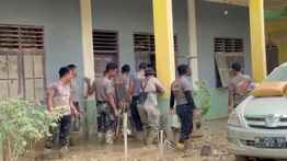 Brimob Dikerahkan Bersihkan Lumpur, Harapan Anak Sekolah Kembali Tumbuh di Aceh Tamiang