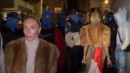 Bintang Porno Bonnie Blue Hina Indonesia dengan Seret Bendera Merah Putih di Depan KBRI London