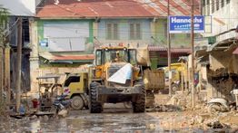 Alat Berat Bersihkan Jalanan Aceh Tamiang dari Sisa Bencana, Kehidupan Berangsur Pulih