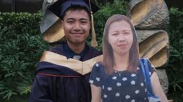 Bikin Haru, Pemuda Foto Bersama Replika Kardus Ibunya di Hari Wisuda