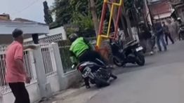Pria Berjaket Ojol Tipu Pembeli Emas di Bandung, Kabur Malah ke Asrama Polisi dan Tembak Korban