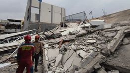 Detik-detik Atap Parkiran Ambruk di Koja, Anak-anak Nyaris Tertimpa Reruntuhan