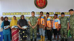 Jaga Keselamatan di Cuaca Buruk, TNI Beri Nelayan Jaket Pelampung-Sembako