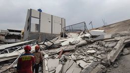 Petugas Pastikan Tak Ada Korban Bangunan Parkir Roboh di Koja