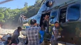 Haru TNI Awak Heli Pengantar Logistik saat Diberi Sepikul Durian dari Warga Terisolasi Gayo Lues