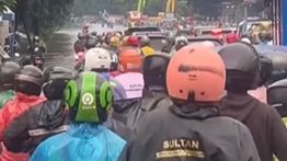 Banjir Rendam Jalan Panjaitan Cawang, Lalu Lintas Macet Parah
