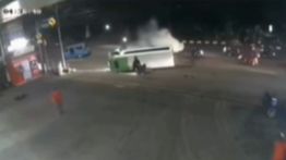 Detik-detik Mobil Terguling di Jalan Raya Bogor