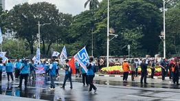 Hujan Basahi Pendemo Buruh UMP di Patung Kuda