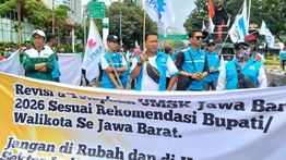 Aksi Buruh Hari Kedua, Desak Pengembalian UMSK 19 Daerah di Jawa Barat