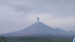 Gunung Semeru Erupsi 3 Kali Rabu Pagi, Semburan Abu Capai 900 Meter