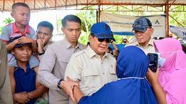 Jelang Pergantian Tahun di Lokasi Bencana, Warga Tapanuli Selatan Berlarian Ceria Sambut Prabowo