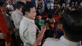 Suasana Malam Tahun Baru Remaja hingga Orang Tua Tapsel di Pengungsian Bareng Prabowo: Senang Sekali!