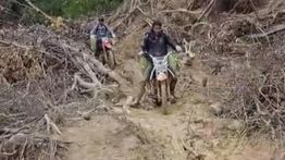 Pakai Trail, Polisi jadi yang Pertama Salurkan Bantuan ke Kampung Serule Aceh Tengah