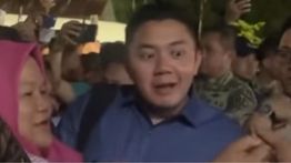 Momen Emak-emak Minta Wakil Panglima TNI Fotoin Bareng Seskab Teddy