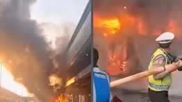 Viral Aksi Heroik Polisi Padamkan Api Bus Terbakar di Tol Jakarta-Cikampek