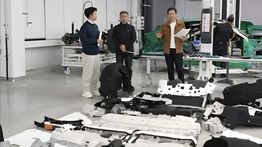 Diserang Kritik Viral, CEO Xiaomi Bongkar SUV Listrik YU7 Secara Live untuk Buktikan Kualitas Material