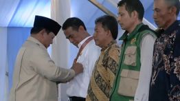 Prabowo Beri Tanda Kehormatan kepada Mentan Amran dan Petani Berprestasi di Karawang