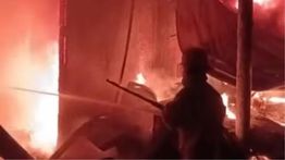 Kebakaran Hebat Lahap Bangunan di Citeureup Bogor