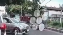 Pemotor Kritis Usai Dihantam Mobil di Jalan Raya Cileungsi&ndash;Jonggol