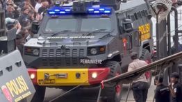 Momen Tegang Jelang Laga, Persija Datang ke GBLA Naik Rantis Brimob