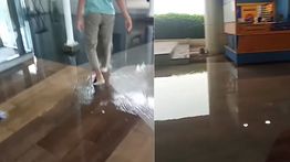 Hujan Deras Genangi Lantai Teratas Mall Nipah, Pengunjung Sempat Panik