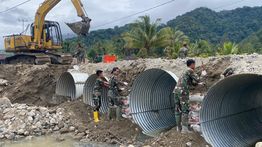 TNI dan Warga Gotong Royong Bangun Jembatan Bailey-Armco di Sumatra