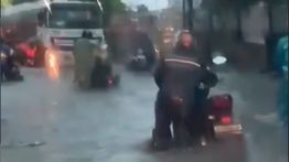 Hujan Lebat Guyur Jakartan Pagi Ini, Genangan Rendam Jakpus&ndash;Jakut hingga Motor Mogok